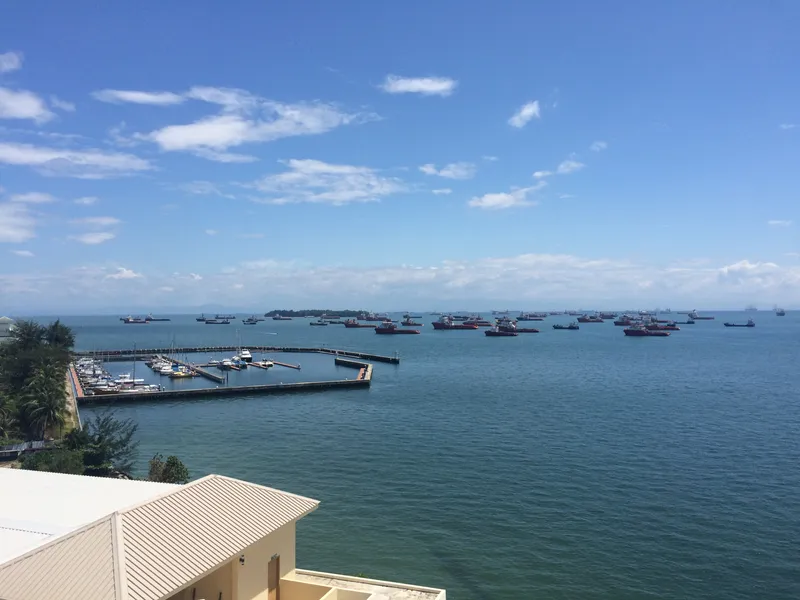 ラブアンの港と海