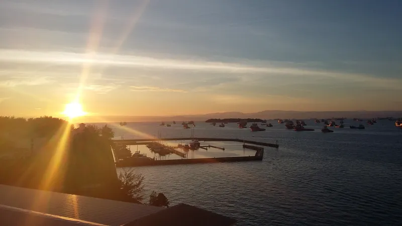 ラブアン島の海と朝の光